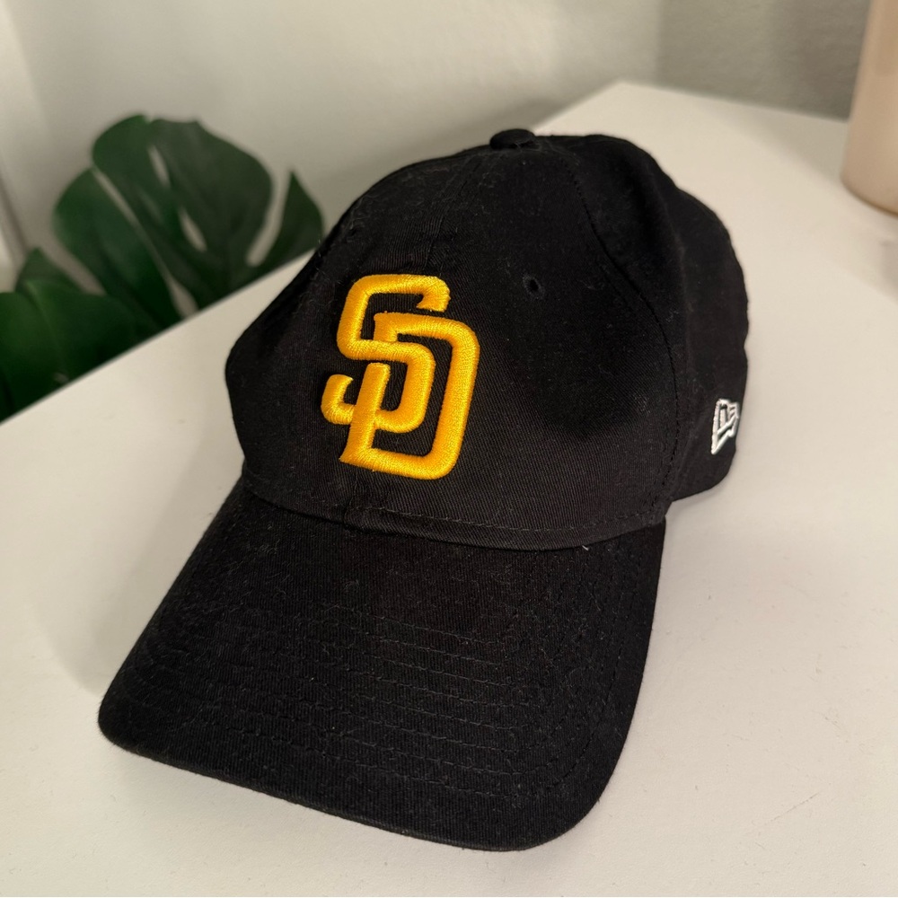 San Diego Padres Cap with Yellow Logo - Picture 1 of 2